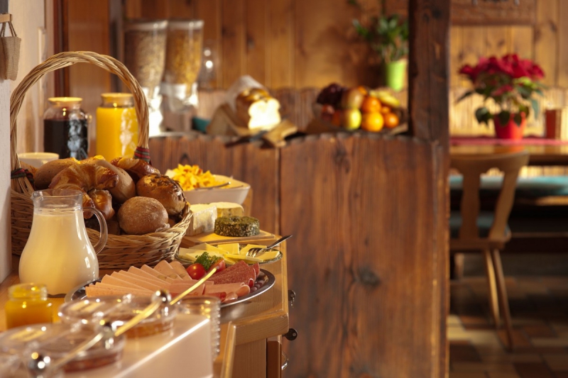 brasserie-GONFARON-min_breakfast_buffet_food_restaurant_meal_hotel_plate_fresh-718745